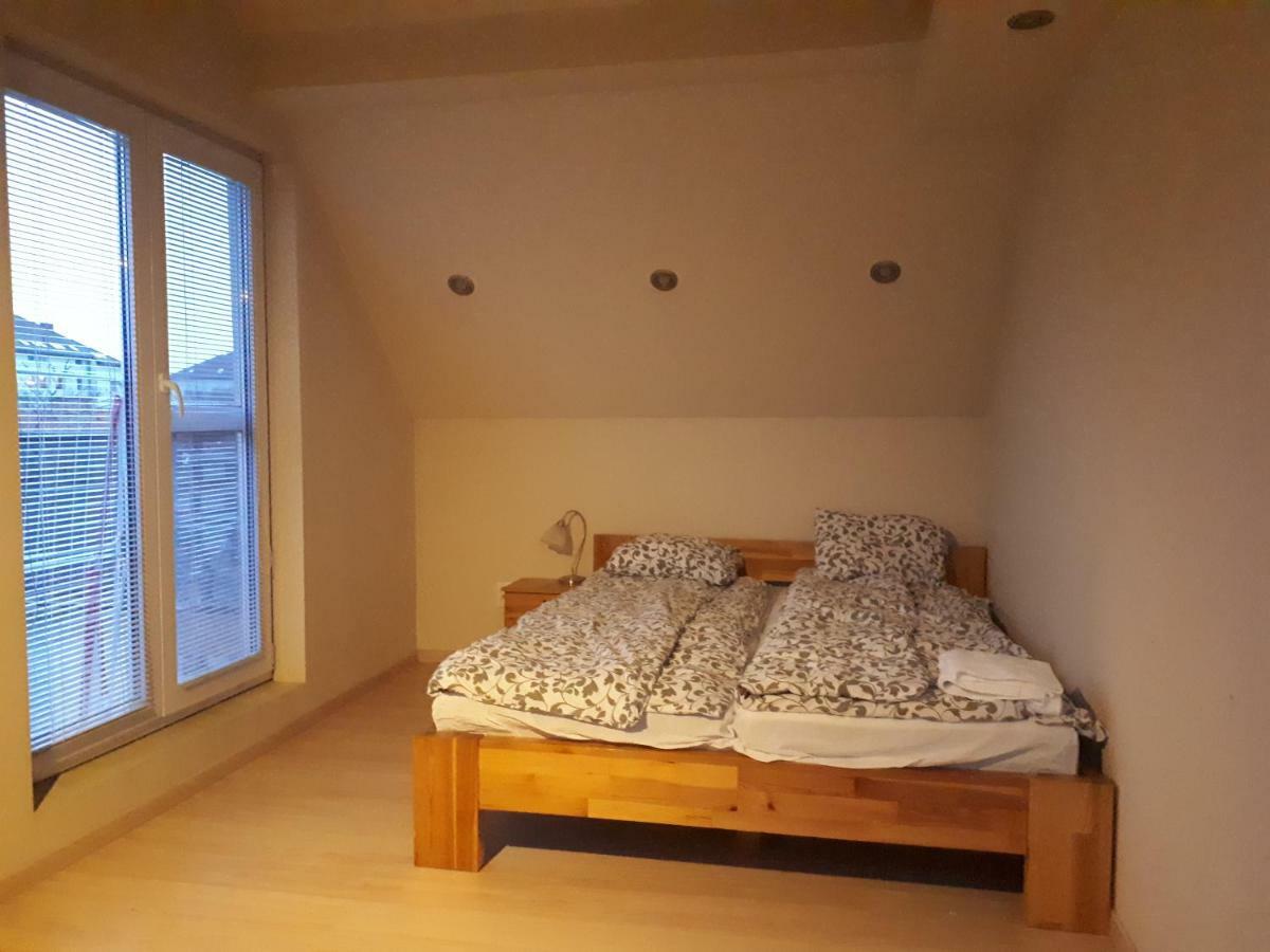 Utulny Apartman V Bratislava 15 Екстериор снимка