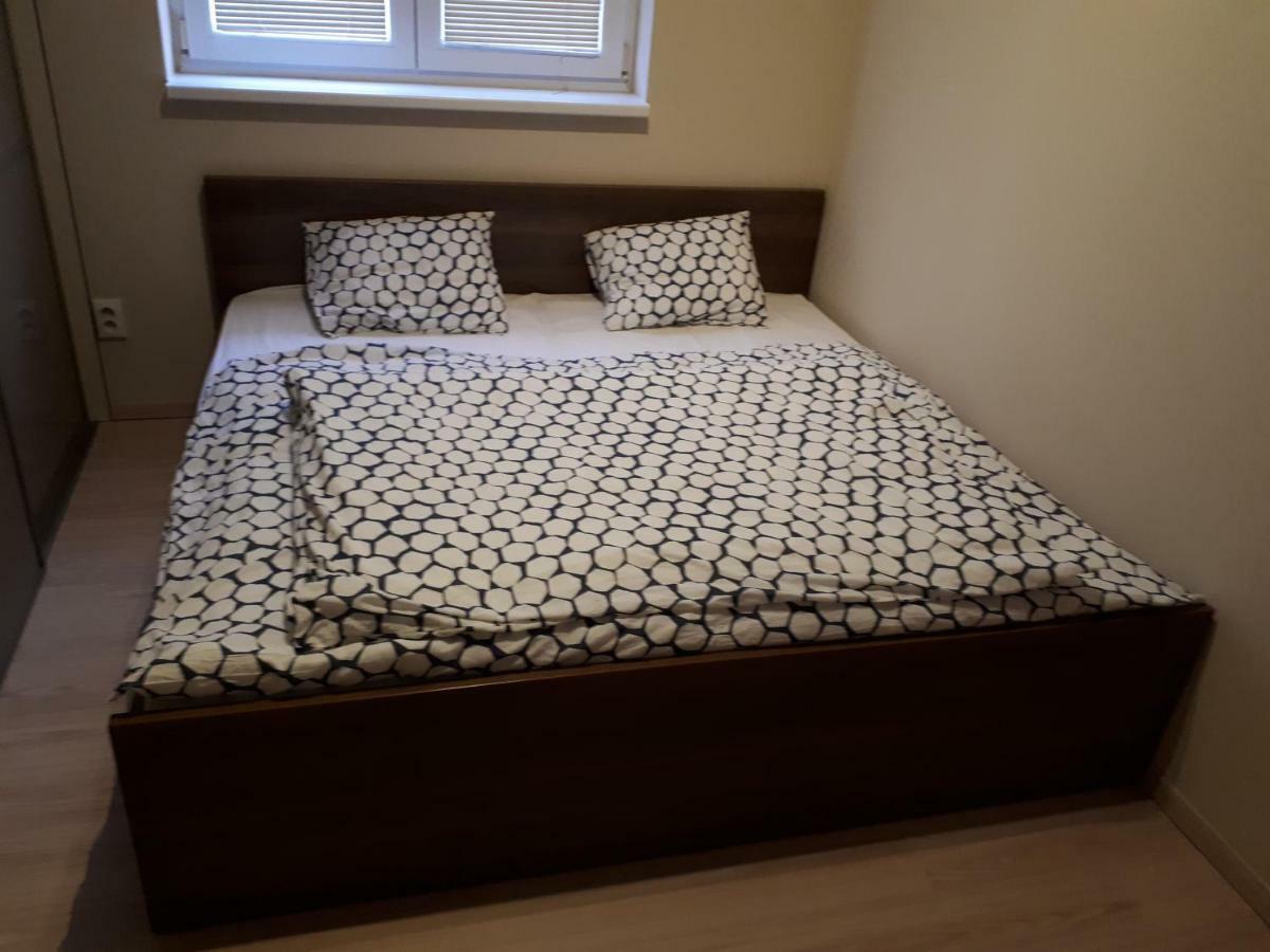 Utulny Apartman V Bratislava 15 Екстериор снимка