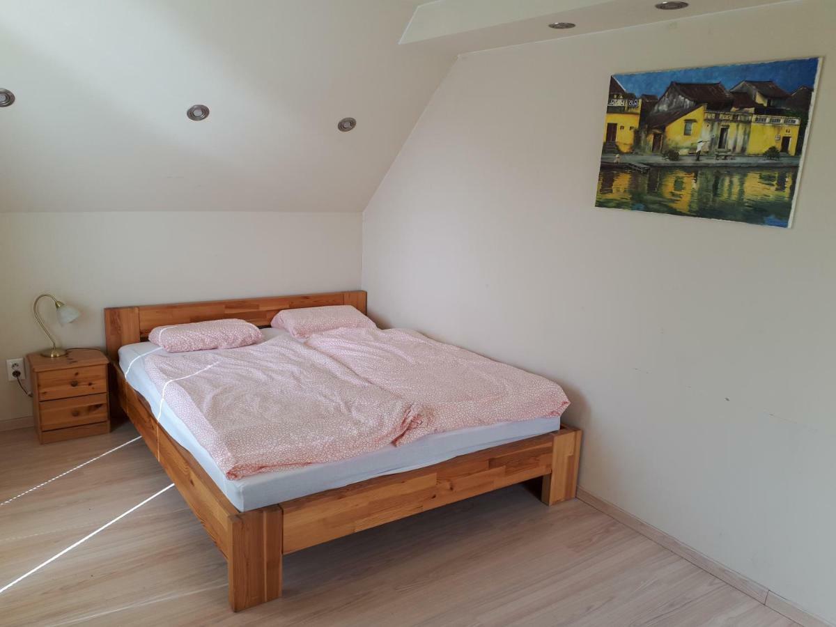 Utulny Apartman V Bratislava 15 Екстериор снимка